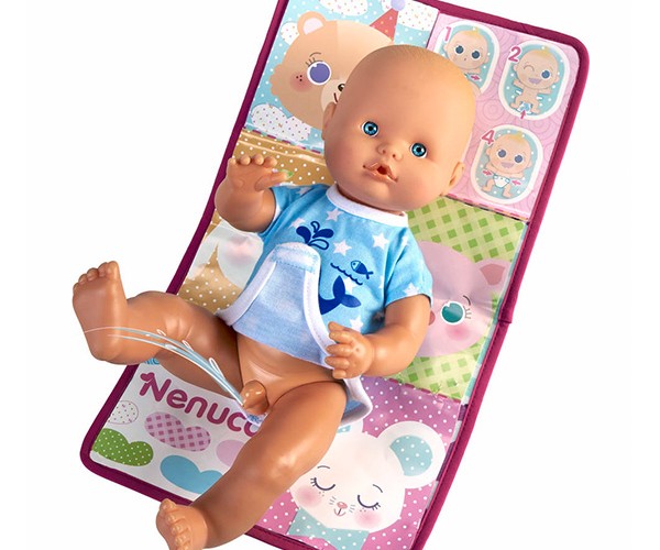 Nenuco Babypuppe „Quel PIPI“ – Puppe Macht Pipi Wie Ein Echtes Baby, Inkl. Wickeltisch, Flasche, Windel & Pflegezubehör